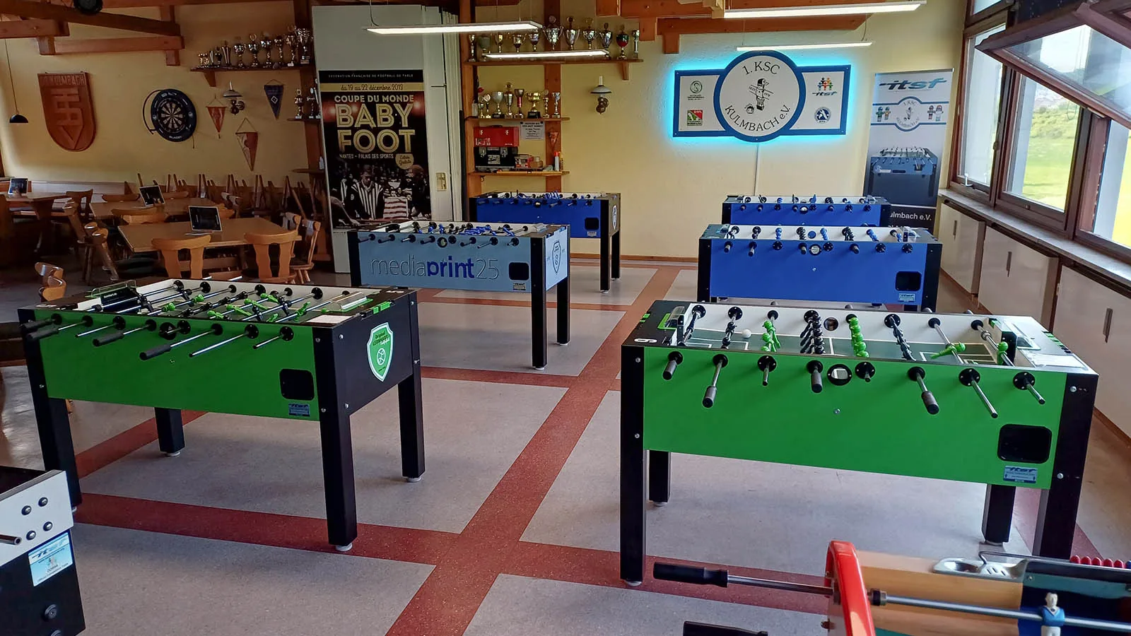 Trainingsraum mit mehreren Kickertischen