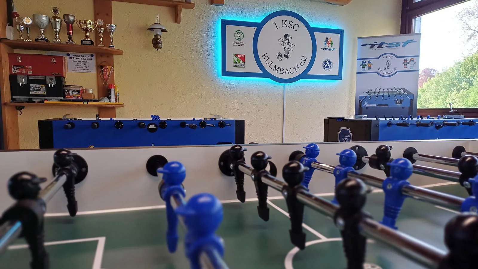 Gepflegte Spielfläche eines Kickertisches